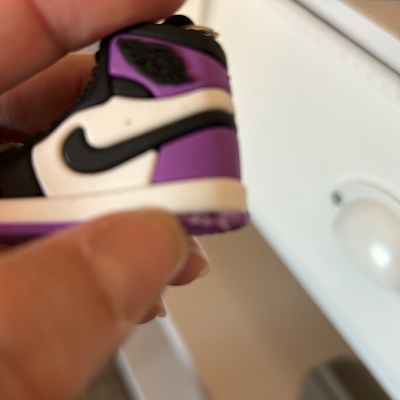 RUBBER KEYCHAIN, COMES WITH BOX - Picture 4 of 4